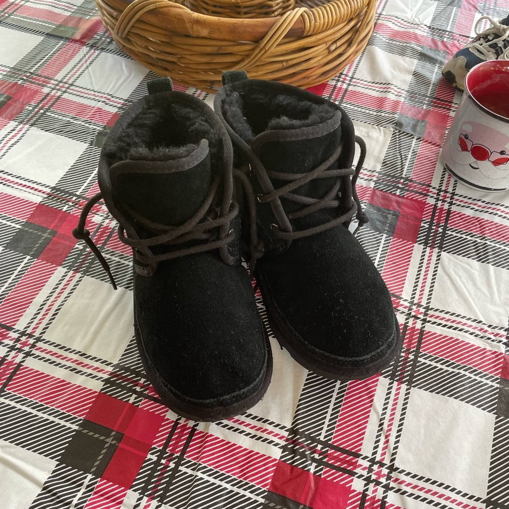 Good condition UGG Neumel Chukka Boots